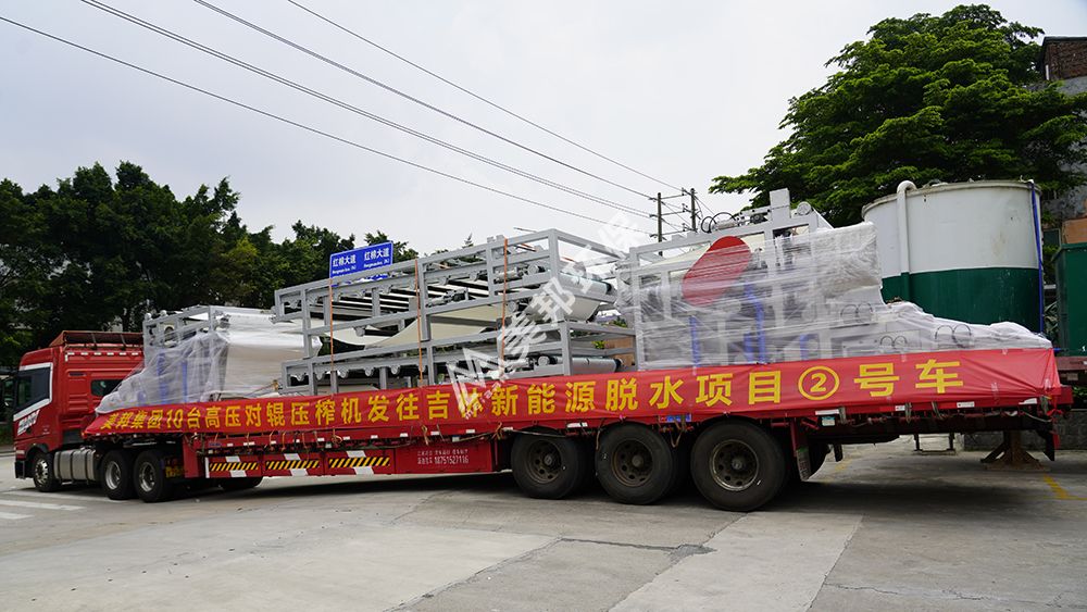 美邦高压对辊压榨机正在发货用于新能源项目-2号车